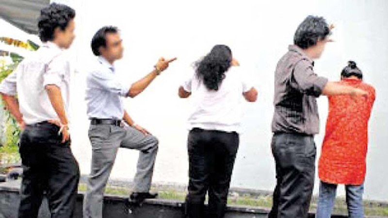 සරසවි වල නවක වදය දෙන්නේ දේශපාලන අතකොලු වූ සිසුන් වාසි බලාගෙනයි