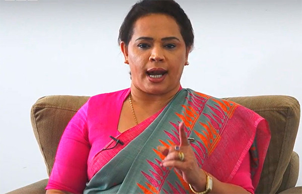 බ්රිතාන්ය පුරවැසි ඩයනා ගමගේට රාජතාන්ත්රික විදේශ ගමන් බලපත්රයක් නිකුත් කළේ කොහොමද?-අල්ලස් කොමිසමට පැමිණිල්ලක්