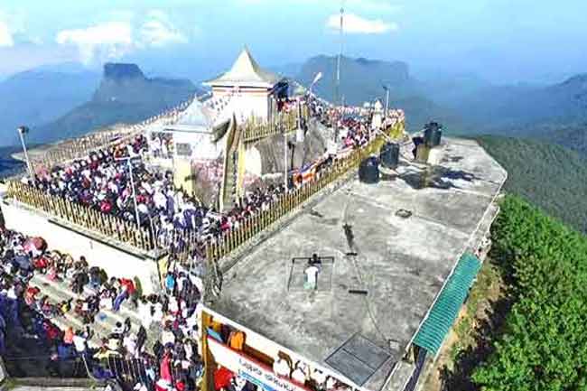 වන්දනා සමය ඇරඹීමත් සමඟ වන්දනා කරුවන් විශාල පිරිසක් ශ්රී පාද වන්දනාවේ