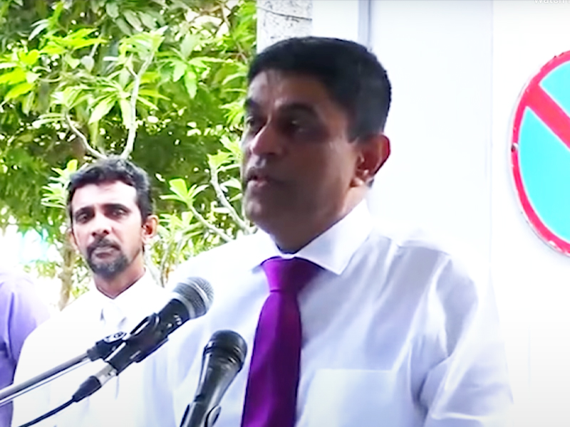 රාජකාරී වෙලාවේ ෆේස් බුක් වට්සැප් එපා-රජයේ සේවකයන්ට අවවාදයක්