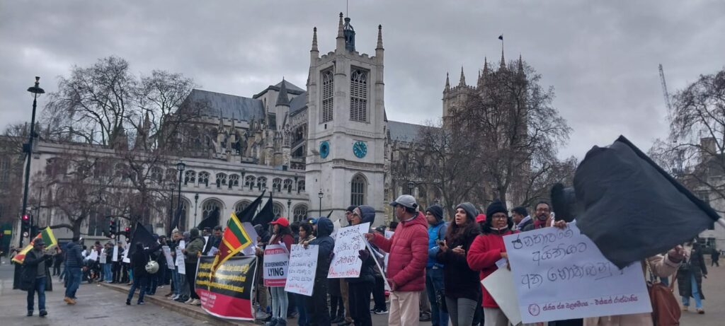 පළාත් පාලන ඡන්දය ඉල්ලා ලන්ඩන් ශ්‍රී ලාංකිකයෝ වීදි බසිති