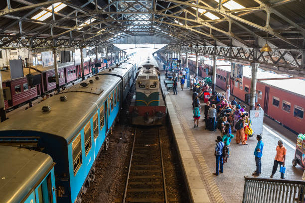 යුද හමුදා සහ පොලිස් ආරක්ෂාව මැද කාර්යාල දුම්රිය දහයක් කොළඹට