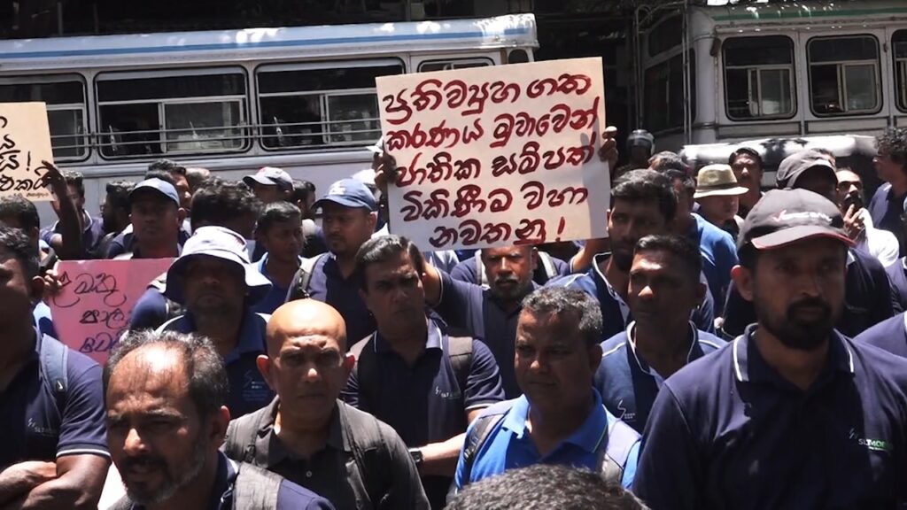 පුද්ගලීකරණයට එරෙහිව ටෙලිකොම් සේවකයෝ මහමඟට බසිති