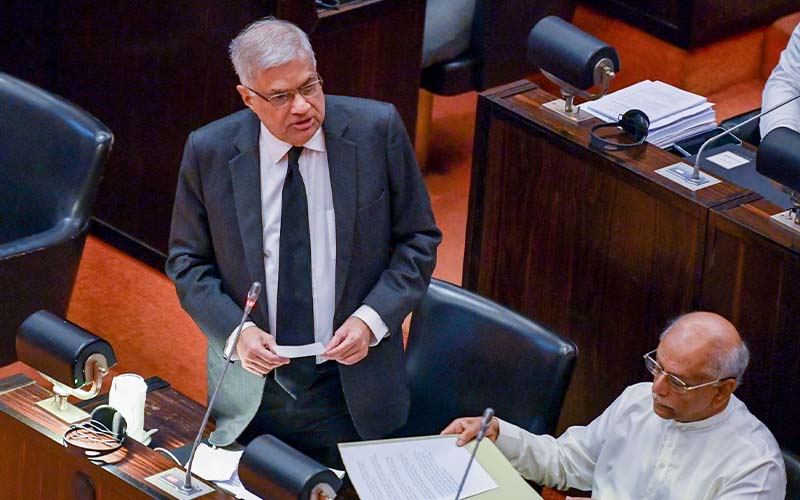 ” තමුන්නාන්සේලාමනේ මට කියන්නේ රාජපක්ෂවරුන්ට යටවෙන්න එපා“ජනපති පාර්ලිමේන්තුවේ දී කැබිනට් ඇමති වරුන්ට කියයි