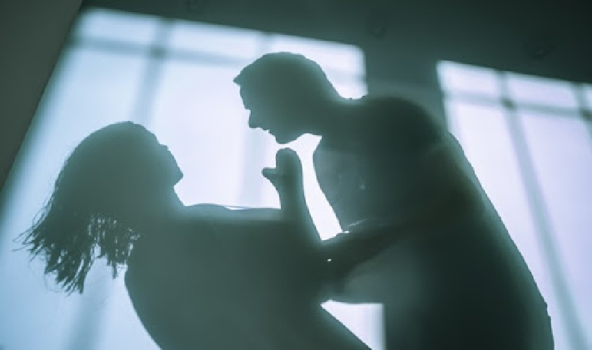 පාර්ලිමේන්තු ගෘහ පාලන සේවිකාවන්ට ලිංගික හිංසන සඳහා උදව් කළ සේවකයකුගේත් වැඩ තහනම්