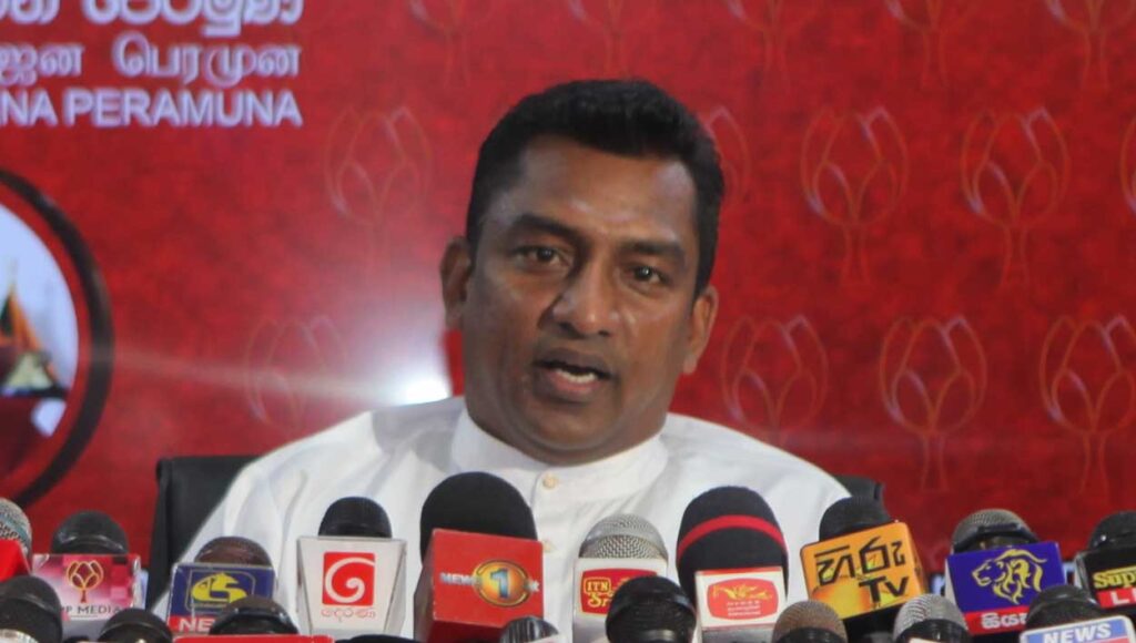 නාමල් සාටකය දාගෙන එන විට මහින්ද සිහිපත් වෙනවා