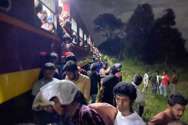 ගල්ගමුවේ දී දුම්රියට වන අලි සිව් දෙනෙක් බිලි