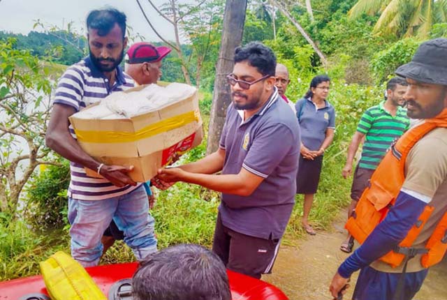 .මාතර අවතැන් වූවනට කතරගම දෙවොලෙන් බත් පාර්සල්