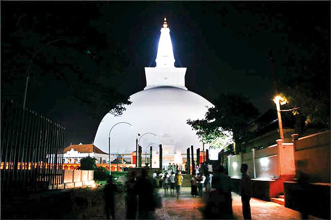 රුවන්වැලි සෑයේ”ව්‍යාජ මැණික්” කතාව පැතිර වූ පුද්ගලයාට නඩු