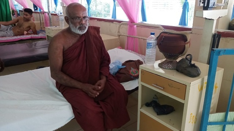 මතක බණකට වැඩම කළ වනවාසී හිමි නමකට භික්ෂුවක් ඇතුළු පිරිසක් පහර දෙති