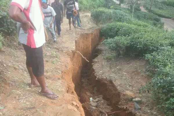 බලන්ගොඩ හැටන් පාරේ අවදානම් තැන්