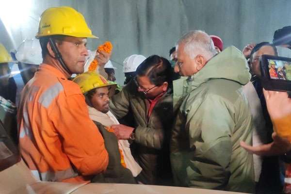 සිරවුණු කම්කරුවන් බේරා ගැනෙයි