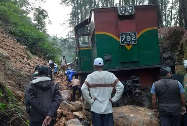 උඩරට මාර්ගයේ දුම්රිය ගමනාගමනයට බාධා