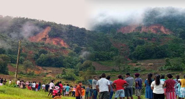 හල්දුම්මුල්ල කැලිපණාවල ගම නාය යයි