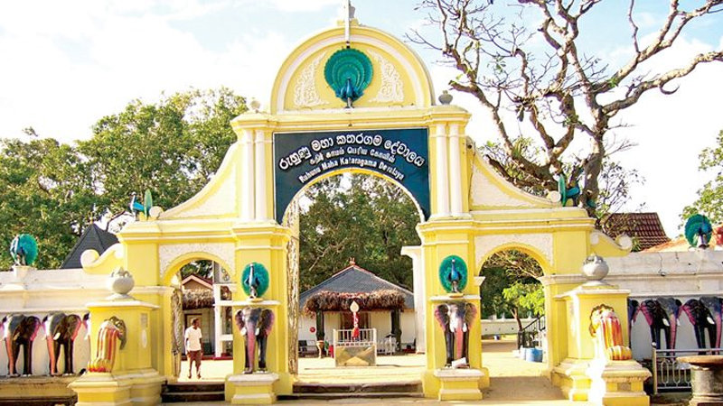 කතරගම දේවාලයේ මහ කපු “සීයා” සහ චූටි කපු “මුනුපුරා” අත් අඩංගුවට ගැනීමට නීතිපති උපදෙස්