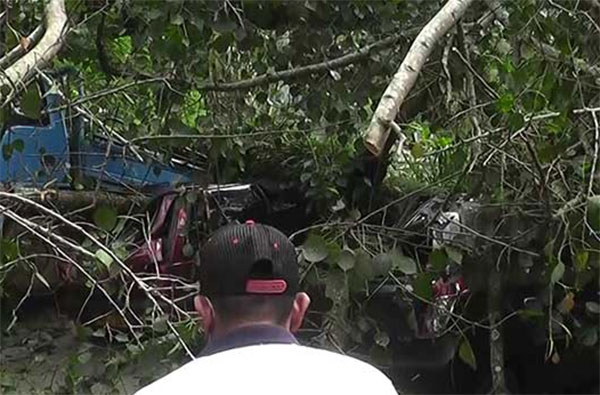 මහනුවර ගස් කඩාවැටීම හේතුවෙන් රථ වාහන 08කට දැඩි අලාභහානී