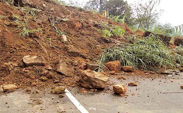 බදුල්ල දිස්ත්‍රික්කයේ ප්‍රධාන මාර්ග කිහිපයක් අවහිර වේ