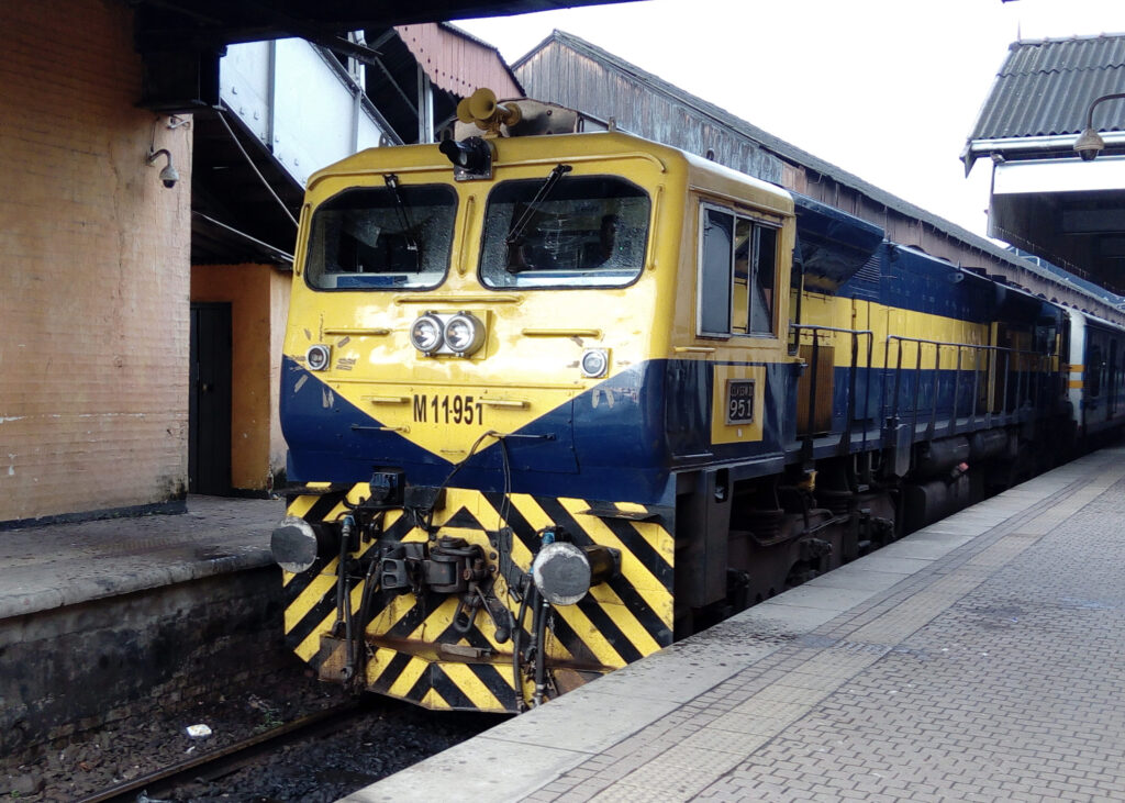 ඉන්දියාවේ භාවිතයෙන් ඉවත් කළ දුම්රිය එන්ජින් නිකම් දෙන්න යයි