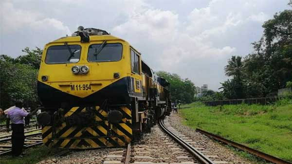 දුම්රිය එන්ජිමක් පීලි පනී