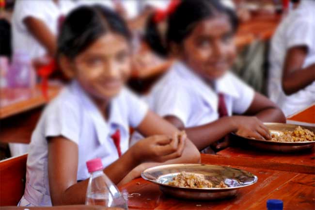 සියලු‍ම පාසල්වල ප්‍රාථමික ‍ශ්‍රේණි සිසුන්ට අද සිට උදේ ආහාරය නොමිලේ!