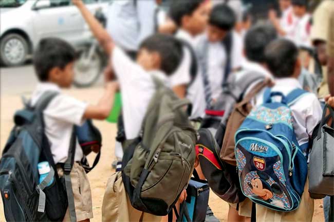 දරුවන් ගේ “කොන්ද ” ගැන සිතා පාසල් පොත් බෑගයේ බර අඩු කෙරේ