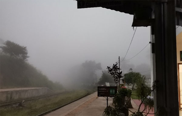 නුවරඑළිය සහ හැටන් කොළඹ මාර්ගයේ රාත්රියට ඝන මීදුම් තත්ත්වයක්