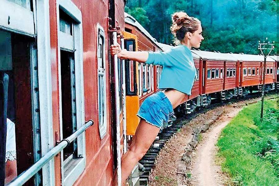 උඩරට දුම්රියේ ගාඩ්ලා වගකීම් පැහැර හරියි – සංචාරකයන්ගේ ජීවිත අනතුරේ