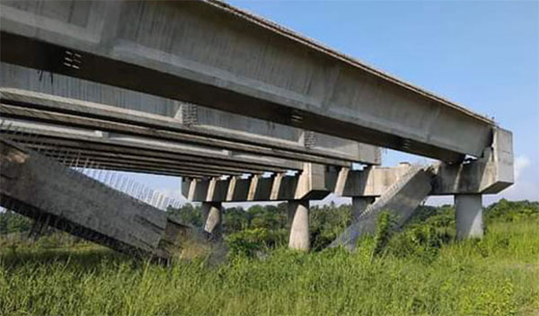 මධ්යම අධිවේගයේ දැවැන්ත කොන්ක්රීට් බාල්කයක් කඩා වැටේ