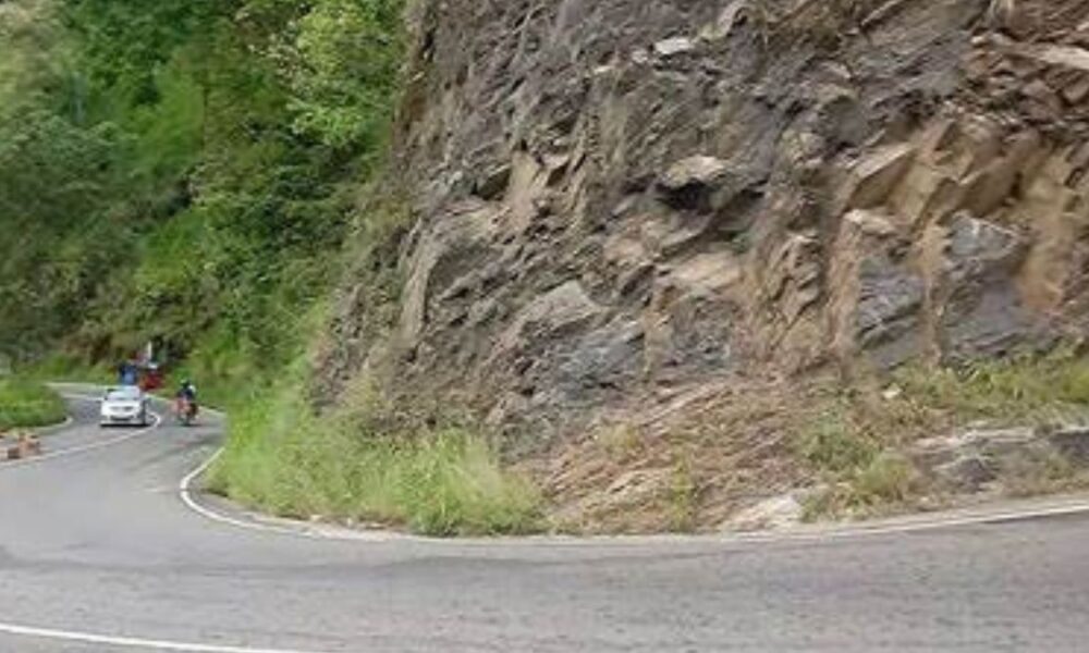 පරිස්සමින් යන්න ඇල්ල- වැල්ලවාය මාර්ගය යළි ඇරේ