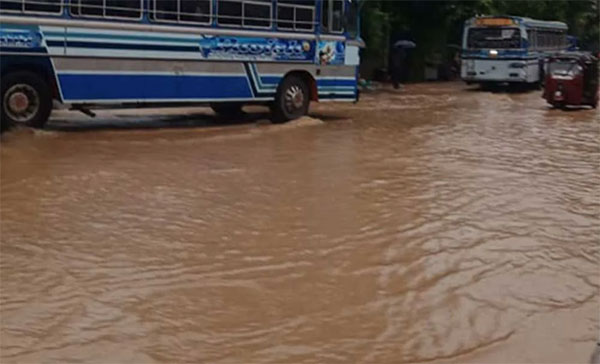 මහනුවර නගරයේ ස්ථාන රැසක් ජලයෙන් යටවෙයි