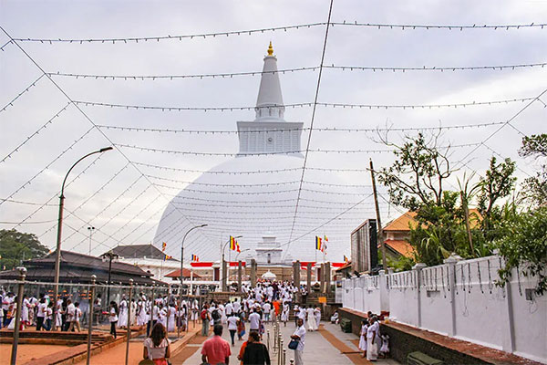 රුවන්වැලි මහා සෑය සහ ජය ශ්‍රී මහා බෝධිය වැඳ පුදාගැනීමට විශාල බැතිමතුන් පිරිසක්