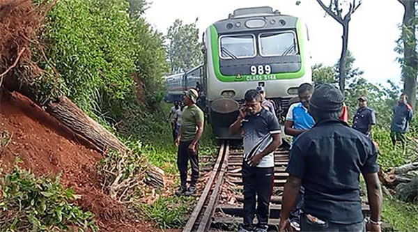 උඩරට මාර්ගයේ දුම්රිය ධාවනයට බාධා