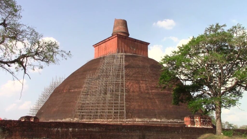 අනුරාධපුර ජේතවනාරාම අකුණු සන්නායකයේ තඹ තැටි සොරකමට රියැලිටි ගායකයකු ඇතුළු පහක් දැලේ