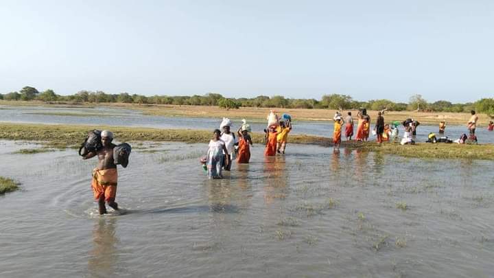කතරගම ඇසළ මංගල්‍යයට පාද වන්දනාවේ එන බැතිමතුන් ගමන් අරඹයි