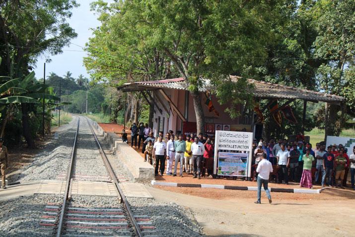 පොසොන් දිනවල අනුරාධපුර-මිහින්තලය “දුම්රිය ගමන් දන්සලක්”