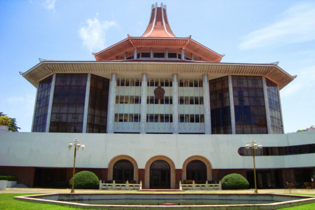 මහ දිසාපති වරියක් ඇතුළු පිරිසක් ශ්‍රේෂ්ඨාධිකරණයේදී මාධ්‍යවේදියකුට වැඳ සමාව ගනිති