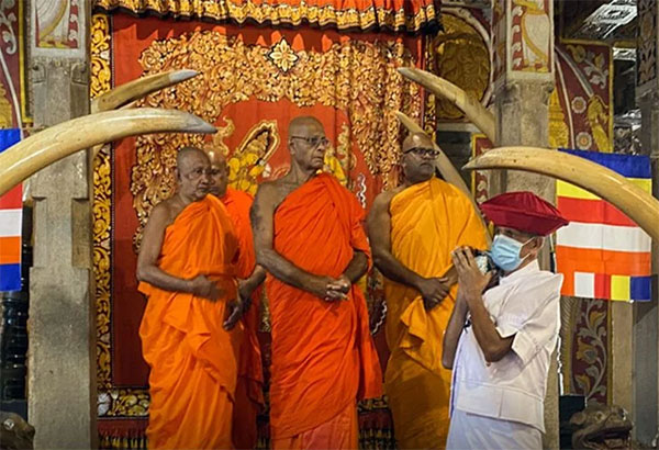 ශ්‍රී දළදා තේවාව අස්ගිරි මහා විහාර පාර්ශ්වයට