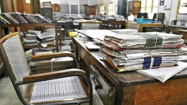 රාජ්‍ය සේවක “ලෙඩ වීමෙන්”මහජන සේවා රැසක් අඩාල වේ