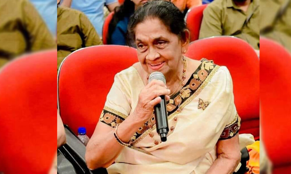 “හඳ නැන්දා” සමු ගනී