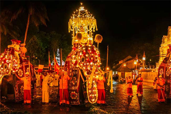 මහනුවර සිව්වැනි රන්දෝලි පෙරහැර අද