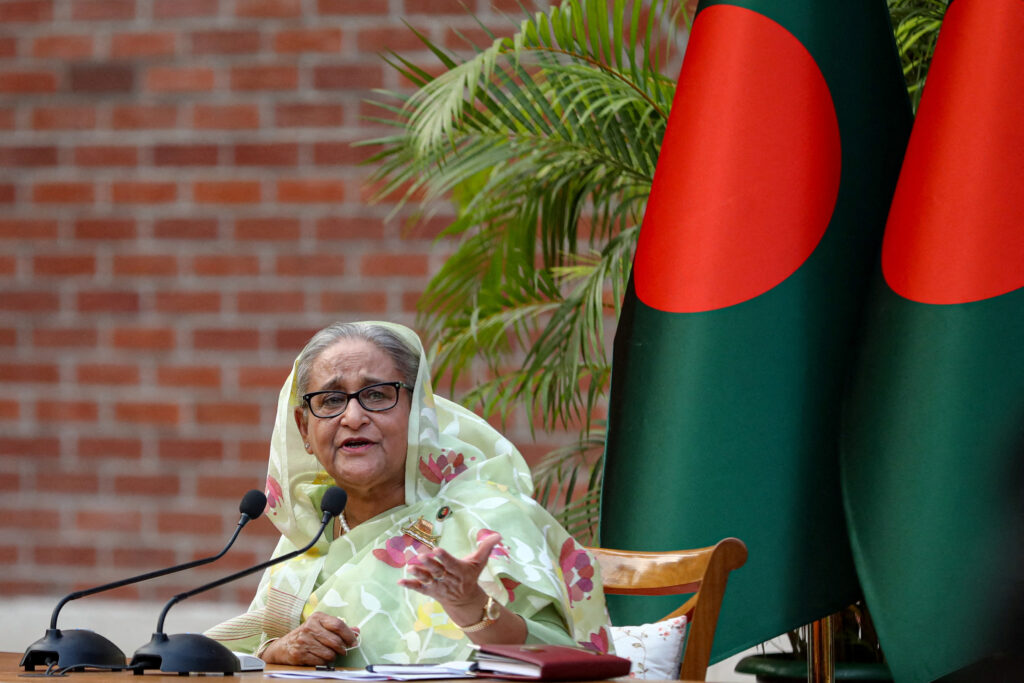 බංග්ලාදේශ අග්‍රාමාත්‍ය ෂෙයික් හසීනා තනතුර හැර පිටව යයි