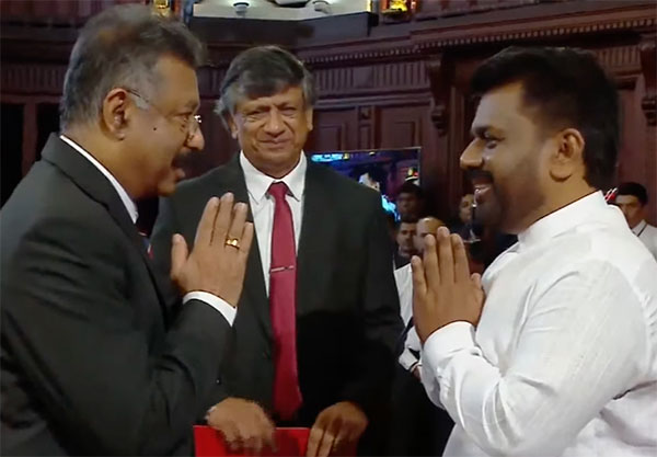 නව ජනපති ලෙස අනුර කුමාර දිසානායක දිවුරුම් දෙයි