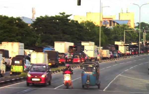 පෑලියගොඩ මැනිං වෙළඳපොළට ඇතුළුවන මාර්ගයේ රථවාහන තදබදයක්