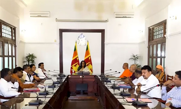 විදුහල්පති සේවයේ පවතින ගැටලු පිළිබඳ අගමැතිනියගේ අවධානය