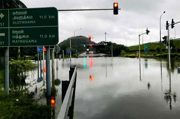 දක්ෂිණ අධිවේගය භාවිතා කරන රියැදුරන්ට දැනුම්දීමක්
