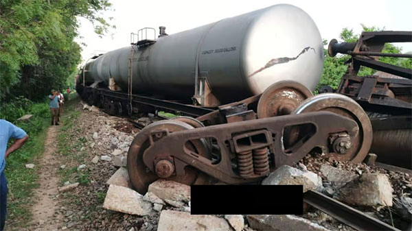 ඉන්ධන ප්‍රවාහනය කළ දුම්රියක් වනඅලි රංචුවක ගැටෙයි