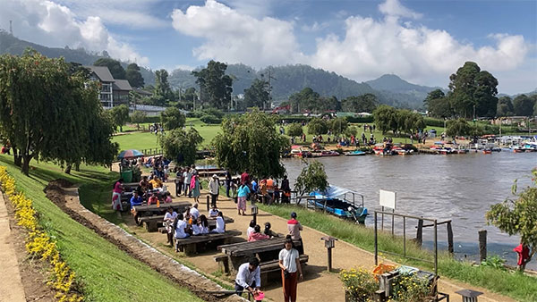 නුවරඑළියට සංචාරකයන් විශාල පිරිසක්