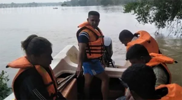 ආපදාවට පත් පිරිසට සහන සැලසීමට නාවික හමුදා සහන කණ්ඩායම්