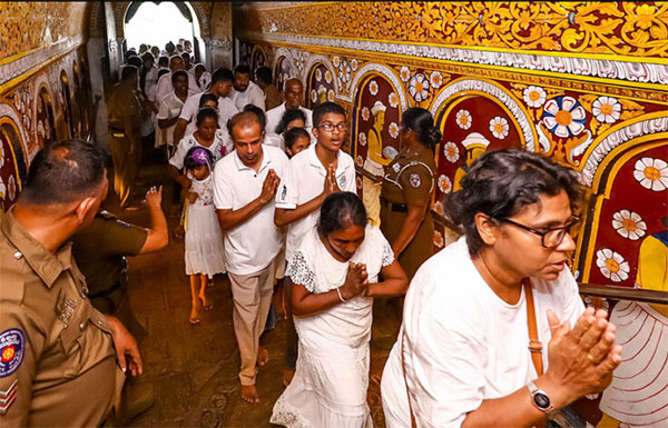 ලෝකවාසී බෞද්ධ ජනතාව වෙනුවෙන් ”සිරි දළදා වන්දනාව” අද දෙවන දිනටත්