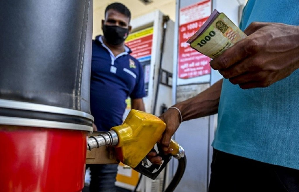 ඉන්ධන මිල පහළට